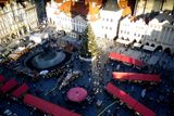 Pohled ze Staroměstské radnice na vánoční trhy na Staroměstském náměstí v Praze.