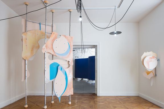 Baptiste Charneux: Podpěra, povrchy, 2019, instalace, keramika, kov, kabeláž, folie, variabilní rozměry.
