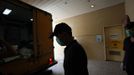 Mortuary workers prepare to unload bodies of ferry passengers who died in an accident in Hong Kong October 2, 2012. At least 36 people died and dozens were injured when a ferry carrying more than 120 people on a company outing collided with another ferry and sank near an island south of Hong Kong on Monday night in one of the city's worst maritime accidents. REUTERS/Bobby Yip (CHINA - Tags: DISASTER TRANSPORT) Published: Říj. 2, 2012, 3:37 dop.