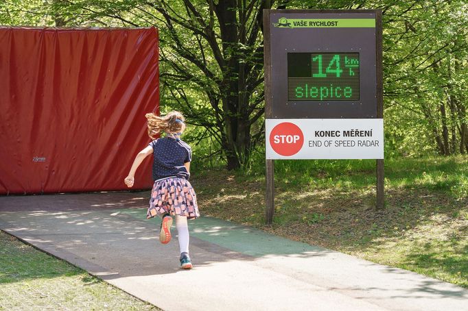 Pražské jaro v rouškách. První den v znovu otevřené zoo, lidé v botanické zahradě