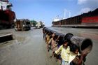 Bangladéš - Každým rokem doslouží stovky velkých zaoceánských lodí. Jejich poslední plav­ba většinou končí v Bangladéši, na pláži blízko Chittagongu, největším vrakovišti lodí na světě.  Čtvrtina z desetitisíců místních zaměstnanců jsou chlapci mladší 18 let, desetina děti mladší 12 let. Na vrakovišti se cení fyzická síla, na vyvíjející se dětský organismus se ne­bere zřetel.  Manipulace s těžkými předměty vede k deformacím páteře, kostí a kloubů. Děti bývají svědky vážných zranění či smrti svých spolupracovníků a rodinných příslušníků. Bez ochranných pomůcek manipulují s ohněm a pracují ve výškách, bosy nebo v sandálech chodí hlubokým pískem plným kovových střepů.  Zlomeniny nohou způsobené pádem železných lodních dílů patří mezi běžné úrazy. Bylo zjištěno, že děti do 17 let jsou na stavbách a v podobném prostředí zraněny dvakrát častěji než dospělí nad 25 let. Zraněné dítě je navrá­ceno rodině, o odškodném či úhradě účtu v nemocnici nemůže být řeč.