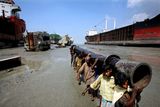 Bangladéš - Každým rokem doslouží stovky velkých zaoceánských lodí. Jejich poslední plav­ba většinou končí v Bangladéši, na pláži blízko Chittagongu, největším vrakovišti lodí na světě.  Čtvrtina z desetitisíců místních zaměstnanců jsou chlapci mladší 18 let, desetina děti mladší 12 let. Na vrakovišti se cení fyzická síla, na vyvíjející se dětský organismus se ne­bere zřetel.  Manipulace s těžkými předměty vede k deformacím páteře, kostí a kloubů. Děti bývají svědky vážných zranění či smrti svých spolupracovníků a rodinných příslušníků. Bez ochranných pomůcek manipulují s ohněm a pracují ve výškách, bosy nebo v sandálech chodí hlubokým pískem plným kovových střepů.  Zlomeniny nohou způsobené pádem železných lodních dílů patří mezi běžné úrazy. Bylo zjištěno, že děti do 17 let jsou na stavbách a v podobném prostředí zraněny dvakrát častěji než dospělí nad 25 let. Zraněné dítě je navrá­ceno rodině, o odškodném či úhradě účtu v nemocnici nemůže být řeč.