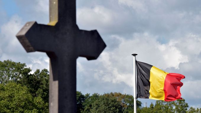 Kříž a belgická vlajka na hřbitově v Mouscronu.