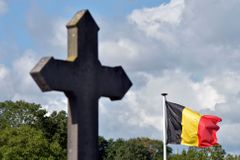 Chladnokrevná vražda starosty na hřbitově otřásla Belgií. Mladičký syn se mstil za sebevraždu otce