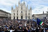 Do ulic Milána a zejména na náměstí před slavnou katedrálou Duomo v centru Milána vyrazilo slavit na 30 000 fanoušků nerazzuri.
