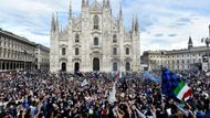 Do ulic Milána a zejména na náměstí před slavnou katedrálou Duomo v centru Milána vyrazilo slavit na 30 000 fanoušků nerazzuri.