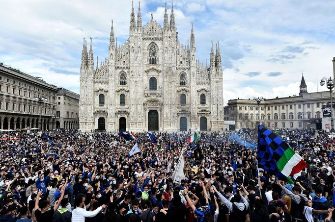 Takto slavili fanoušci Interu Milán scudetto, titul v italské Serii A (Duomo)