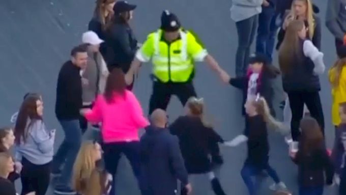 Srdečný moment tančícího policisty na koncertě v Manchesteru je hitem internetu.