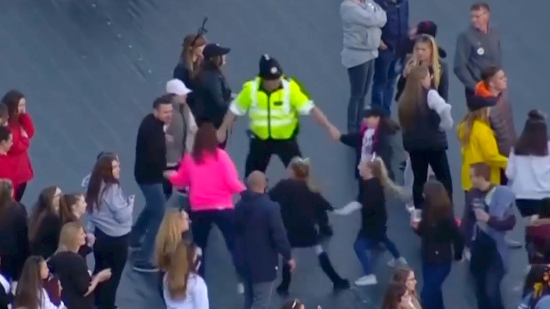 Tančící policista na koncertě v Manchesteru