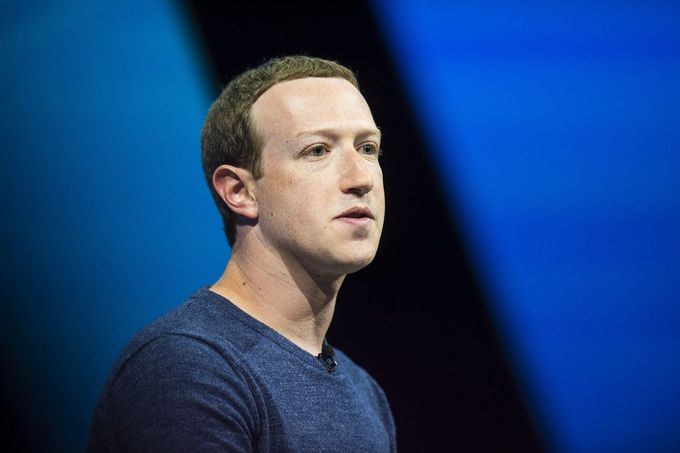Generální ředitel Facebooku Mark Zuckerberg gestikuluje a pronáší svůj projev během veletrhu VivaTech (Viva Technology) v Paříži, 24. května 2018.