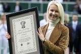 Samotnému utkání ještě předcházela jedna oficialita. Ocenění za někdejší skvělé výkony ve Fed Cupu dostala bývalá tenistka Jana Novotná.