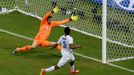 England's Daniel Sturridge (R) scores past Italy's goalkeeper Salvatore Sirigu during their 2014 World Cup Group D soccer match at the Amazonia arena in Manaus June 14, 2