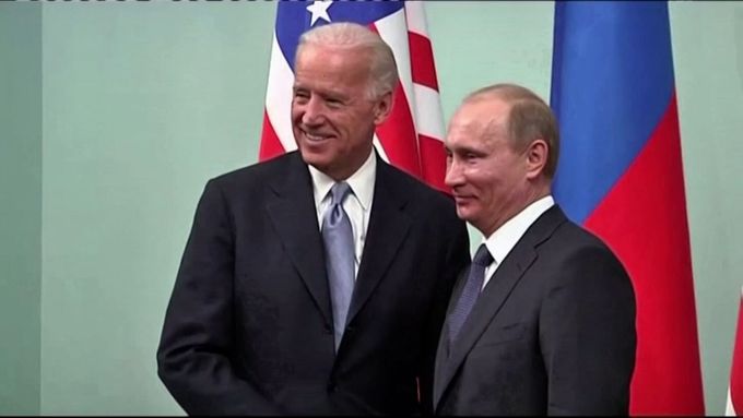 Podívejte se na archivní video z několik let starého setkání Bidena a Putina.