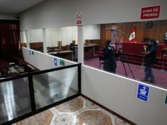 Soudní síň, kde je souzen Alberto Fujimori, má oddělený prostor pro veřejnost. Odtud budou proces pozorovat i některé z obětí jeho režimu.