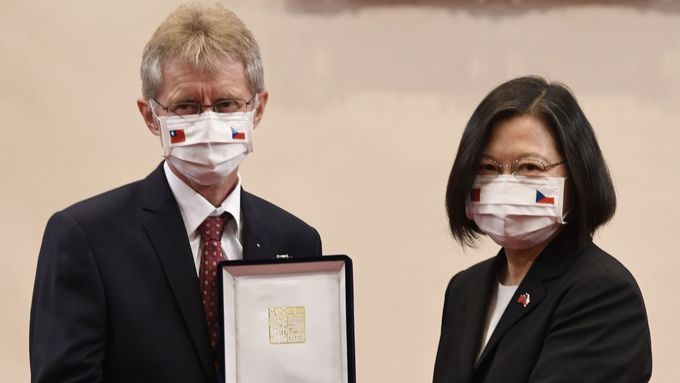 Miloš Vystrčil s tchajwanskou prezidentkou Cchaj Jing-wen. Převzal od ní státní vyznamenání Řád příznivých oblaků, které bylo in memoriam uděleno Jaroslavu Kuberovi.