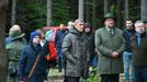 Premiér Andrej Babiš a ministryně financí Alena Schillerová si 15. května 2019 v lokalitě Bílovna nedaleko Bernartic prohlédli lesy zasažené kůrovcem.