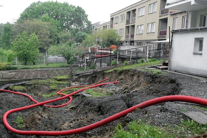 "Statika domu je podle geologů v pořádku, sesuv postihl stráň nad potokem Stružník," popsal současnou situaci majitel objektu.