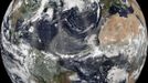 Snímek složený ze záběrů ze sondy VIIRS z 1. srpna. Prachové bouře zajímají meteorology - pracují s teorií, že suchý a prašný saharský vzduch potlačuje vznik hurikánů v severním Atlantiku.