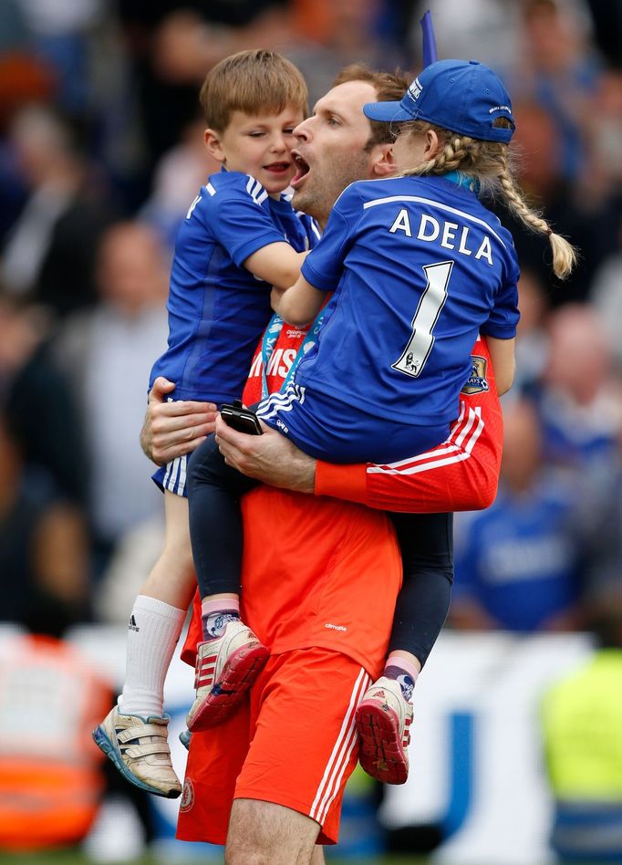 Petr Čech s rodinou slaví titul v Premier League 2014-15