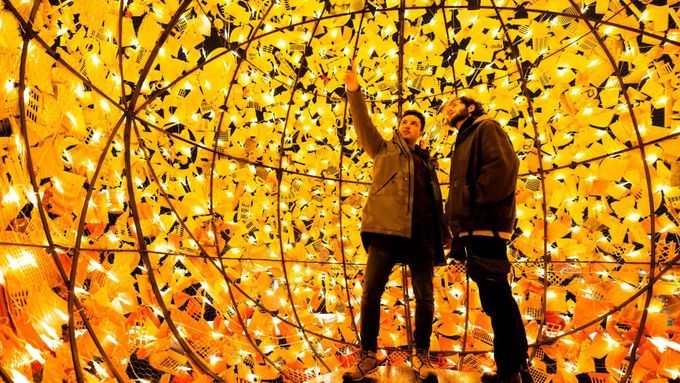Lidé si užívají festivalu světel v dánské Kodani, únor 2022.