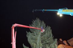Na Staroměstském náměstí se rozsvítil vánoční strom