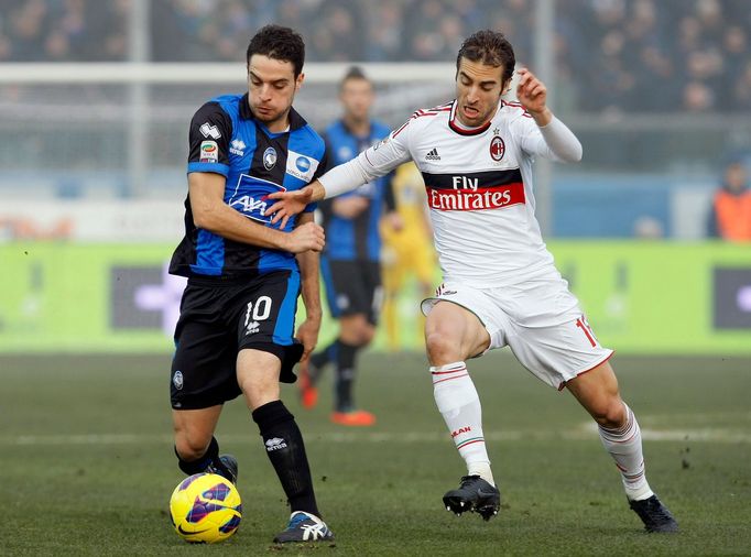 Flamini z AC Milán napadá Bonaventuru z Atalanty. Milánský tým vyhrál 1:0.