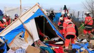 Francie v pondělí začala s demolicí části uprchlické kolonie u přístavního města Calais.
