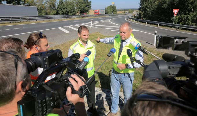 Ředitel úseku kontroly kvality staveb ŘSD Jiří Hlavatý a mluvčí Jan Rýdl prezentují zjištěné praskliny na zhruba 130 metrech již zrekonstruované části dálnice D1.