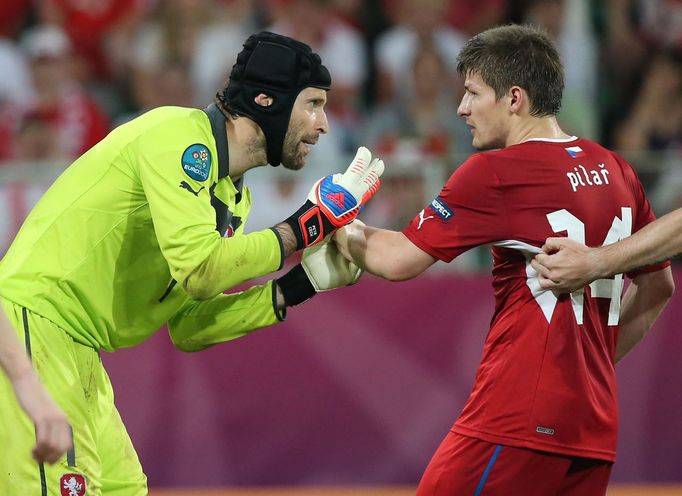 Český brankář Petr Čech dává instrukce Václavu Pilařovi v utkání skupiny A na Euru 2012.