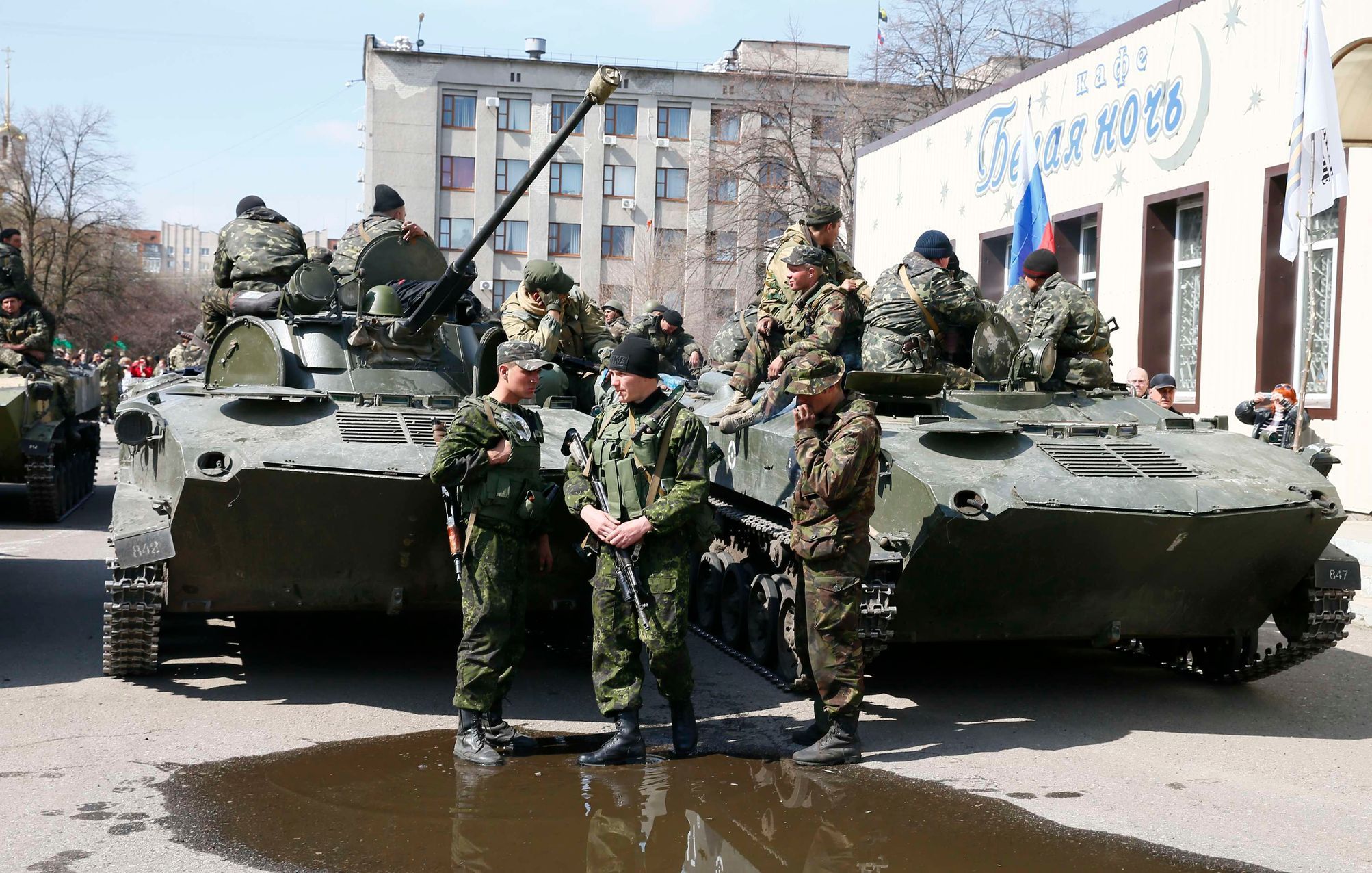 Ozbrojenci ve Slavjansku. Na vozidle je upevněna ruská vlajka.