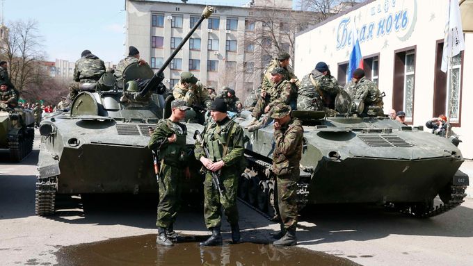 Ozbrojenci ve Slavjansku. Na vozidle je upevněna ruská vlajka. 16. dubna 2014.