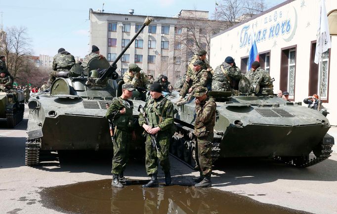 Ozbrojenci ve Slavjansku. Na vozidle je upevněna ruská vlajka. 16. dubna 2014.