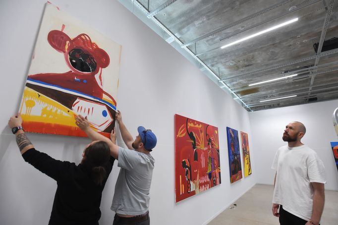 Snímek z příprav výstavy Lazy 8.