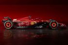 Není možné, aby Ferrari nebylo červené. Takže i přes honbu za každým gramem váhy v Maranellu svojí milovanou barvou nešetřili.