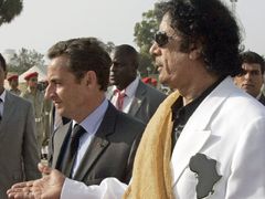 Nicolas Sarkozy s Kaddáfím. Francouzský prezident mu slíbil atomový reaktor.