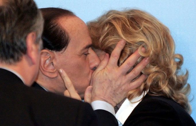 Berlusconi líbá Stefania Craxiovou na setkání mládežnického hnutí Giovane Italia v Miláně - 24. února 2007.