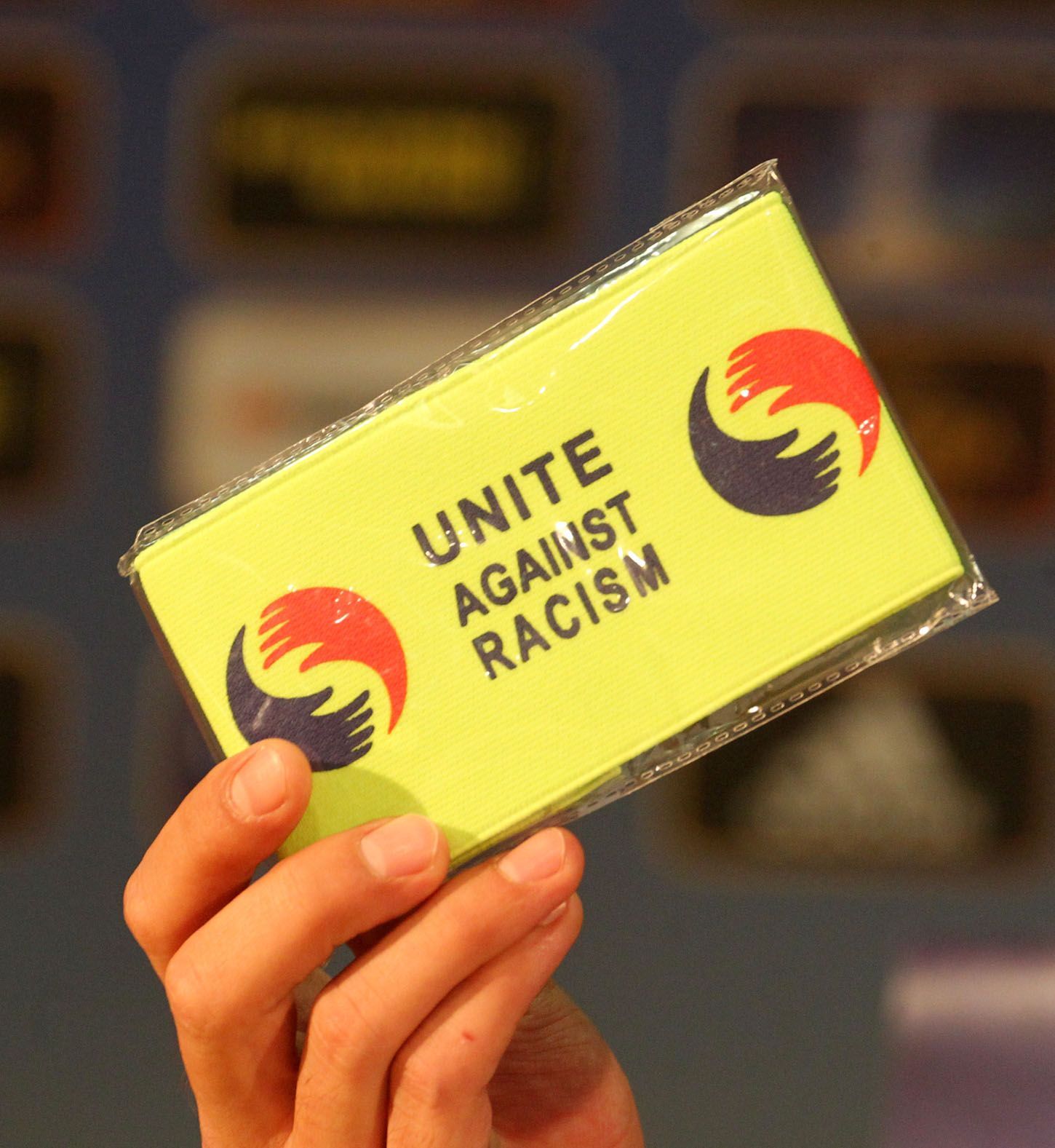 Ukázka karty organizace na protest proti rasismu během tiskové konference fotbalové Sparty Praha.
