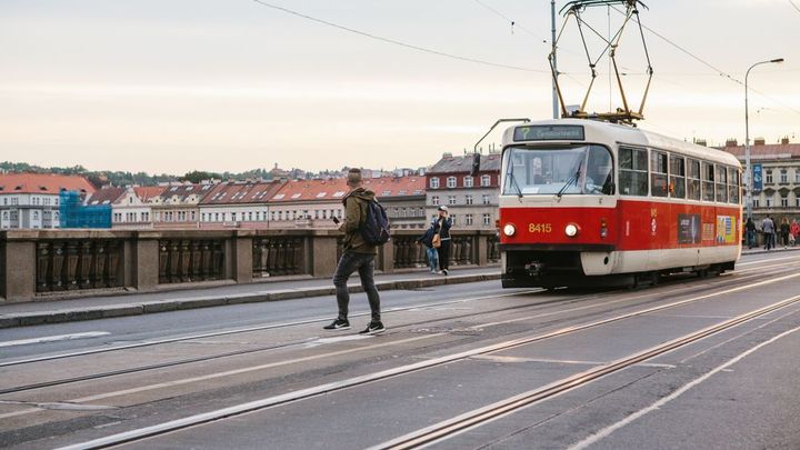 Kamion znovu poškodil troleje na Praze 8, tramvaje jezdí odklonem