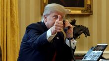 Ty zavěs. Ne, ty! Kreml se rozplývá po telefonátu s Trumpem, ten tomu dal "třešničku"