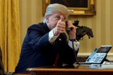 Ty zavěs. Ne, ty! Kreml se rozplývá po telefonátu s Trumpem, ten tomu dal "třešničku"