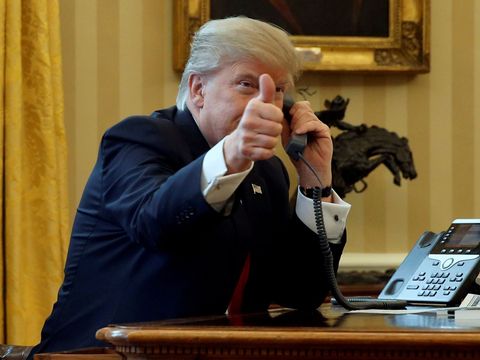 Ty zavěs. Ne, ty! Kreml se rozplývá po telefonátu s Trumpem, ten tomu dal "třešničku"