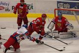 Čeští hokejisté měli v první třetině velkou převahu i řadu šancí, brankář Bocharov se měl co ohánět.