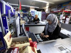 Život v povstalecké Misurátě, ostřelované několik týdnů Kaddáfího vojsky, se pomalu vrací do normálních kolejí. Na snímku pokladní v supermarketu v centru města.