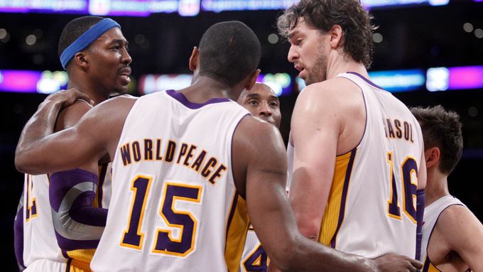 Los Angeles Lakers si přes letošní krzi vyšlápli na vedoucí tým soutěže Oklahomu