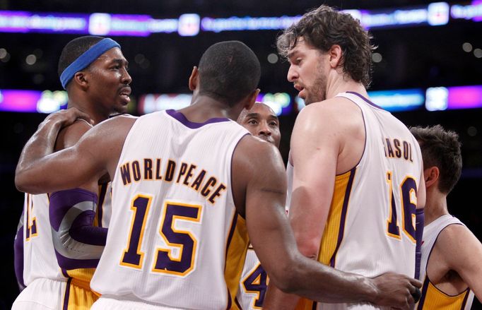 Hráči  Los Angeles Lakers v zápase proti Oklahoma City