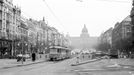 Historická fotografie zachycující provoz tramvajové linky na Václavském náměstí, která zde byla v provozu mezi lety 1884-1980.