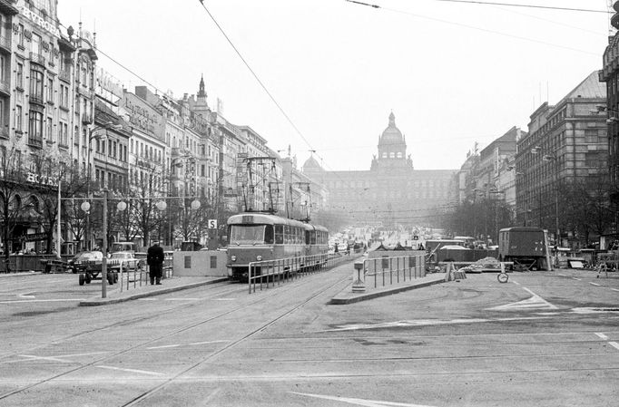 Historická fotografie zachycující provoz tramvajové linky na Václavském náměstí, která zde byla v provozu mezi lety 1884-1980.