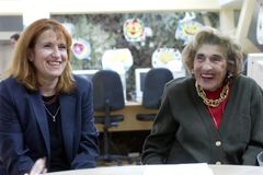 Když se vrátila domů, rodina byla mrtvá. Abrahamsovou zachránila pozvánka na golf