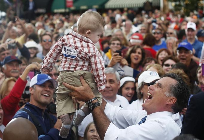 Republican presidential nominee Mitt Romney holds a baby up in the air after a campaign rally at the Golden Lamb in Lebanon, Ohio October 13, 2012. REUTERS/Shannon Stapleton (UNITED STATES - Tags: POLITICS ELECTIONS USA PRESIDENTIAL ELECTION TPX IMAGES OF THE DAY) Published: Říj. 13, 2012, 10:34 odp.