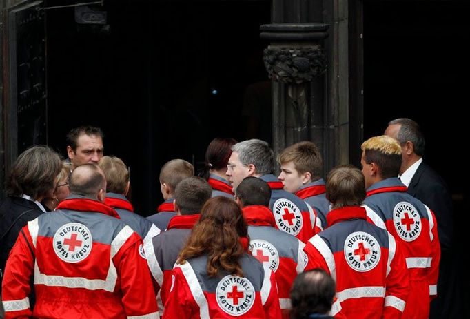 Členové Červeného kříže před kostelem. I oni v osudný den zasahovali a pokoušeli se pomoci pošlapaným...